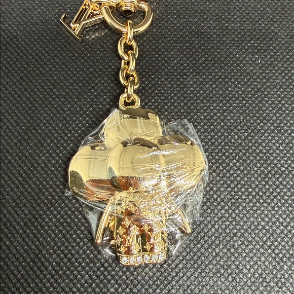 ✅ PRICE IS FIRM ✅ FASHION Gold Charm Keychain with Red and Green Accents - Picture 3 of 3